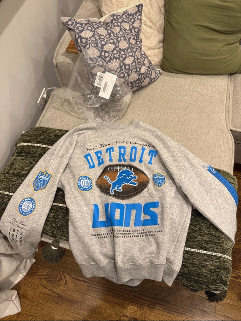 Abercrombie & Fitch Gray Detroit Lions Crewneck Sweatshirt with Blue Accents